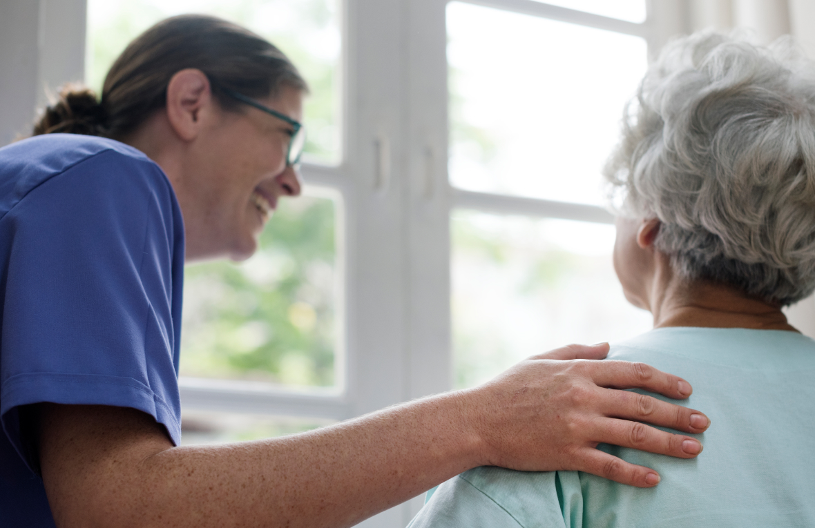 cuidadora abraza a una mujer mayor