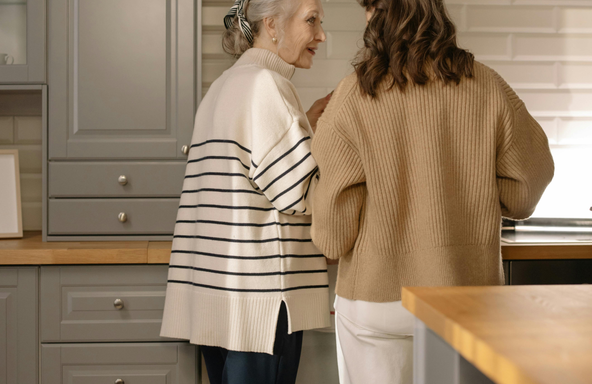 cuidadora acompaña a una mujer mayor en su domicilio