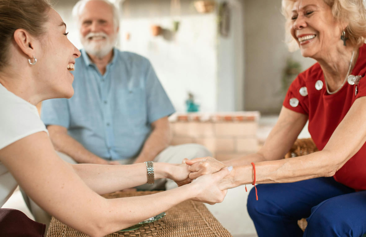 mujer joven sostiene mano de mujer mayor