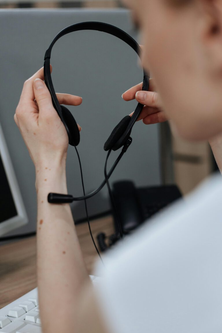 teleoperadora sostiene unos auriculares